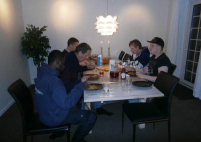 Beboere fra Skovkærhus samlet til aftensmad
