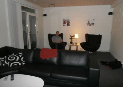 Fællesrum med sofa og lænestole på Skovkærhus
