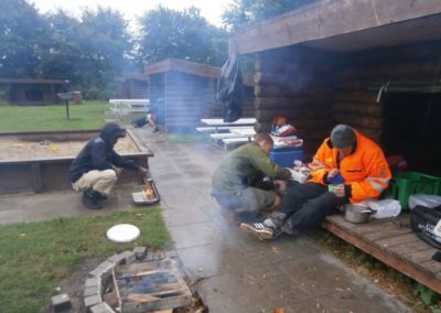 Beboere fra Skovkær på kanotur og udendørs hygge